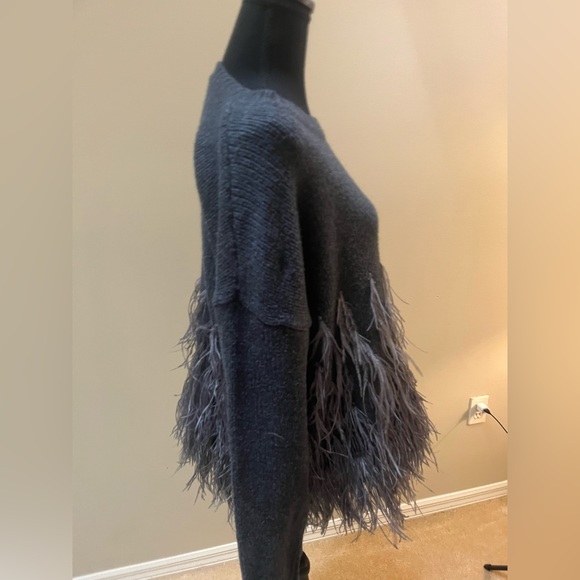 Very unique sweater in gray with ostrich feathers - Picture 3 of 7